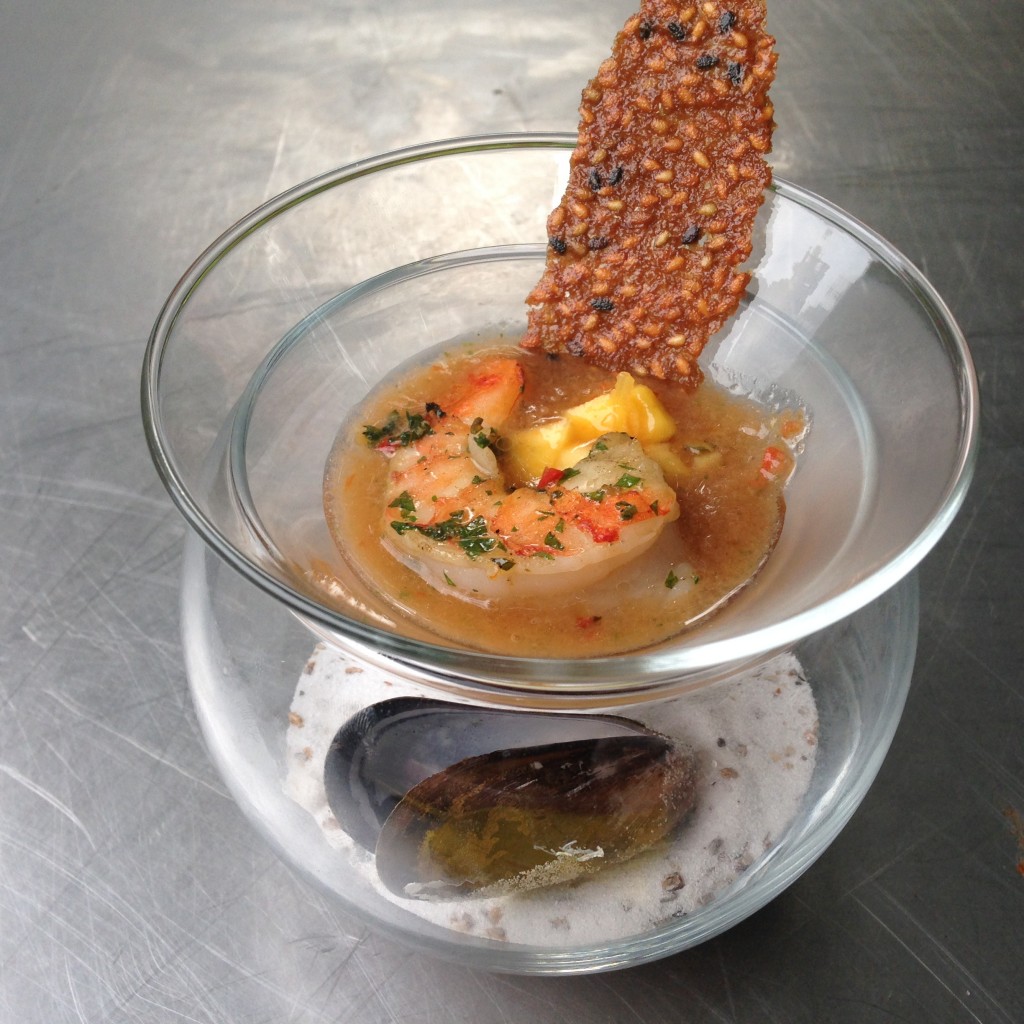 Op Himalaya zout gebakken gamba met gazpacho