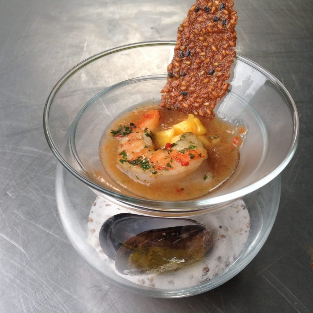 Op Himalaya zout gebakken gamba met gazpacho