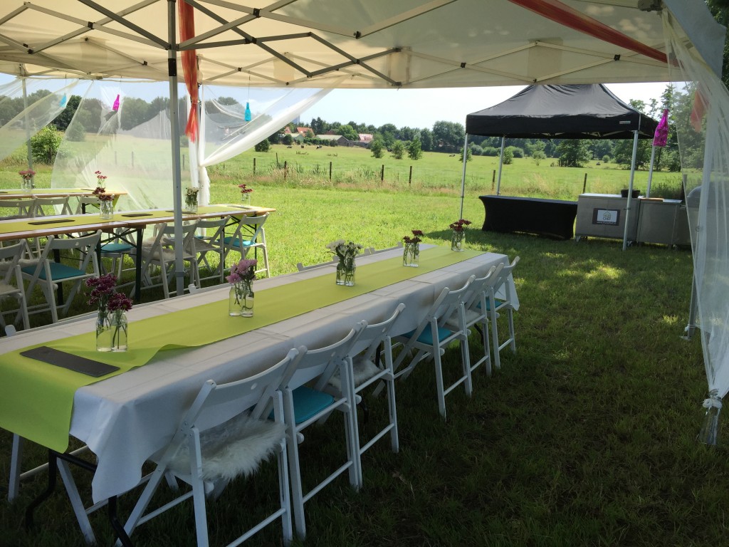 Gedekte tafels voor BBQ buffet