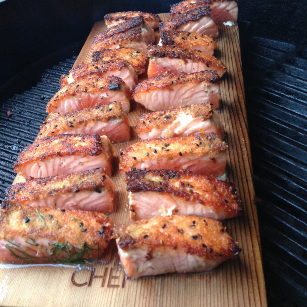 Zalm op sederhout van de Big Green Egg gemaakt door Huischef