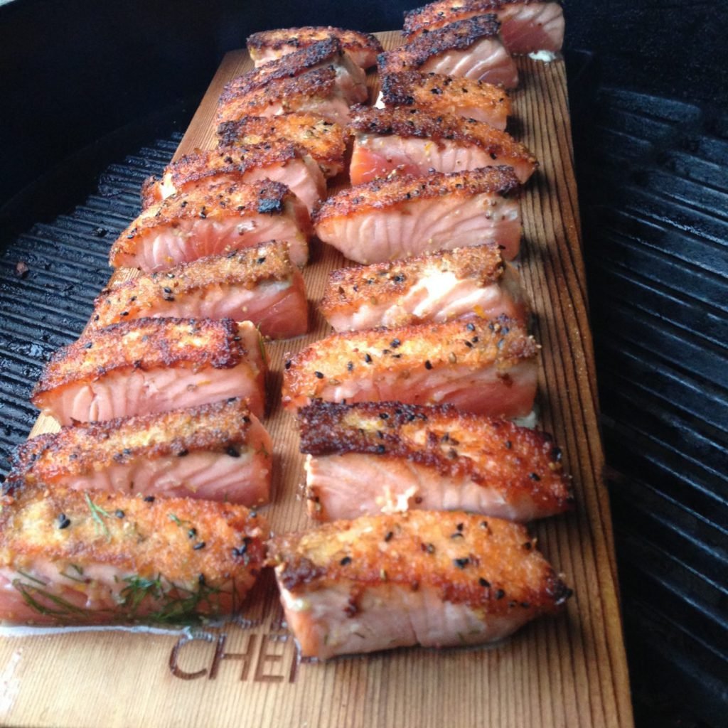 Zalm op sederhout van de Big Green Egg gemaakt door Huischef