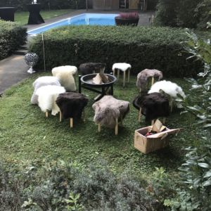 Vuurplaats met schapenvachtjes