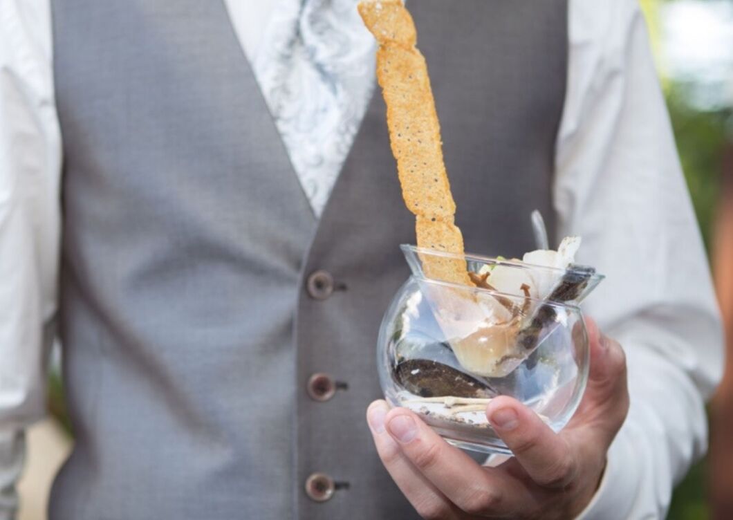 Bruid met walking dinner gerecht