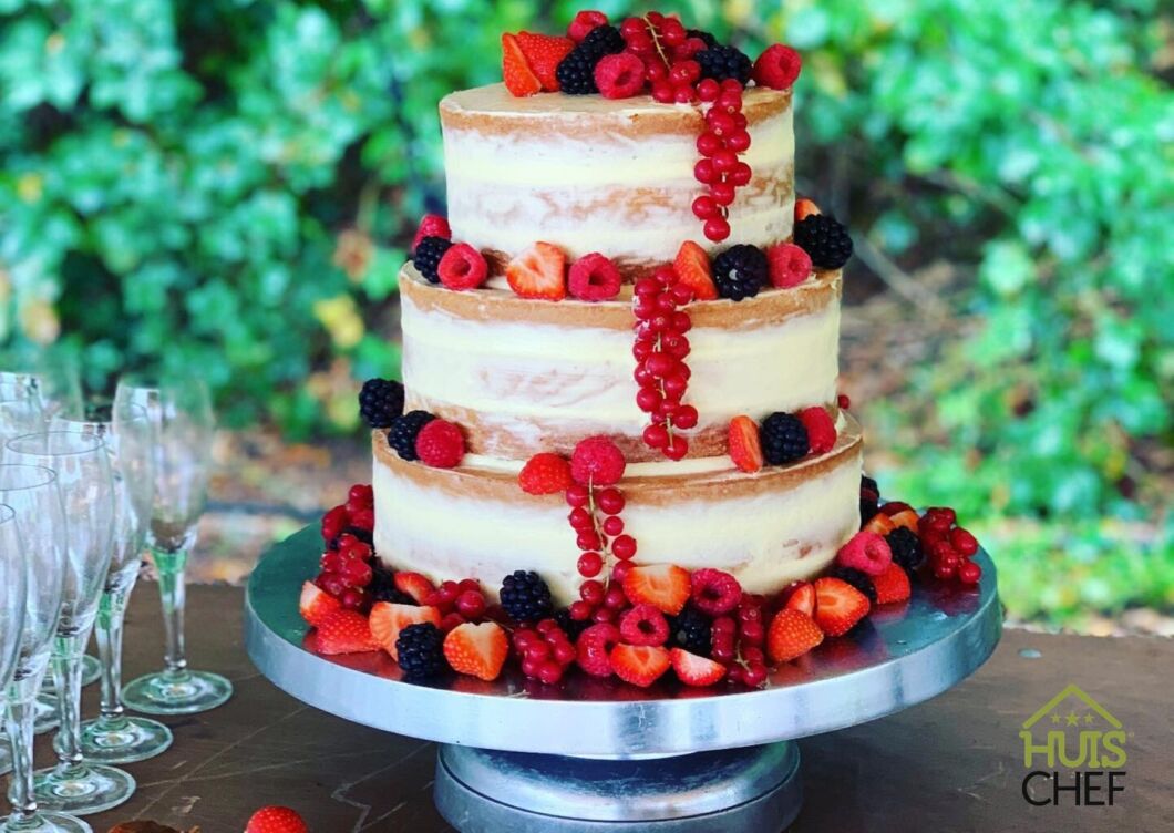 Bruidtaart Naked cake met rood fruit