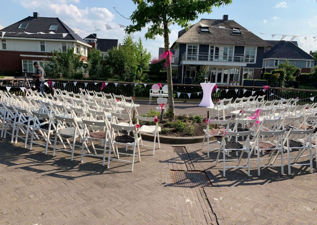 Bruiloft verhuur witte stoeltjes