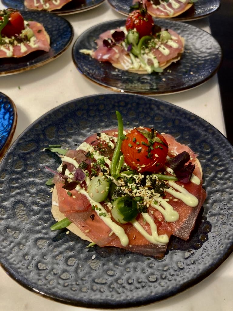 New York tonijn pizza met wasabi mayonaise