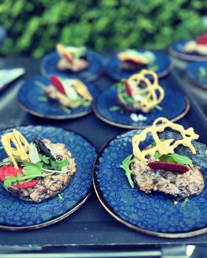 Risotto met paddestoelen met truffel geserveerd in een portobello