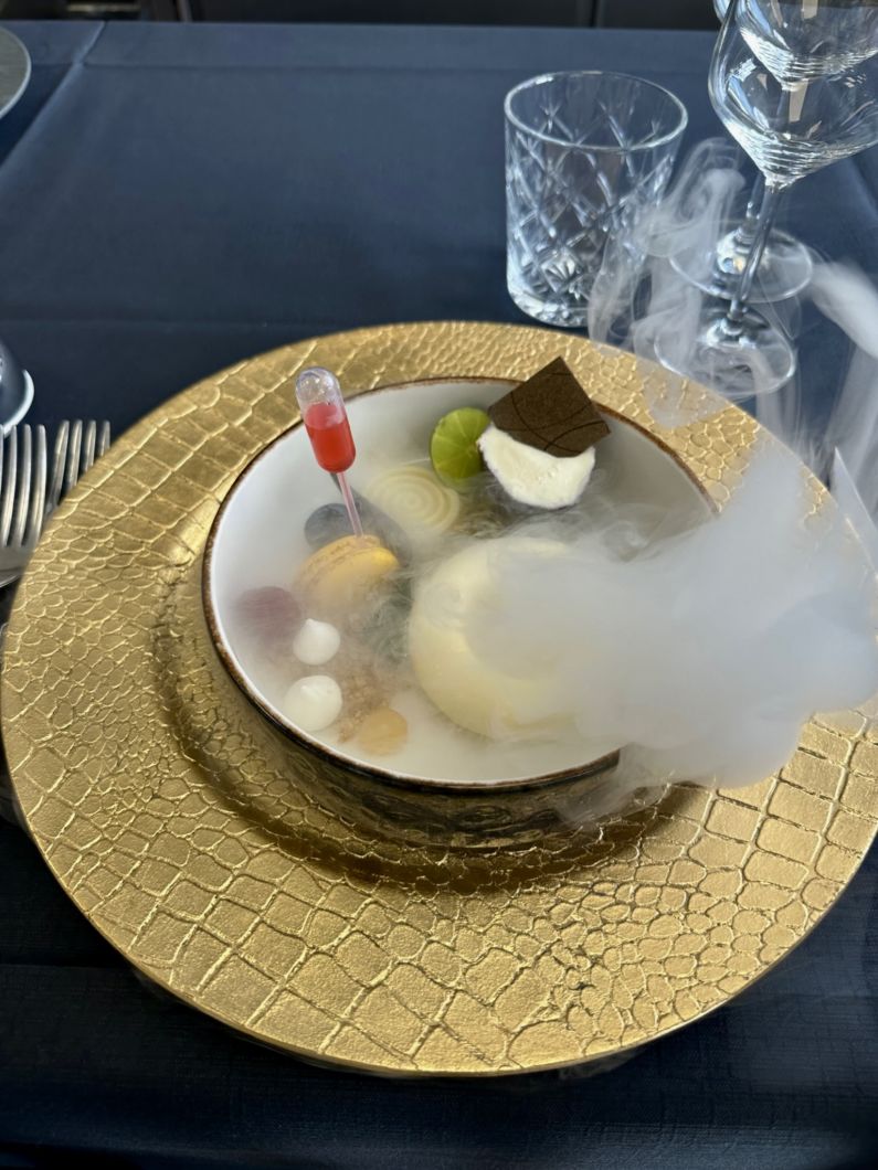 Pornstar Martini dessert met limoenijs, panna cotta van  passievrucht en wodka met merengue Spectaculair geserveerd met citroenrook