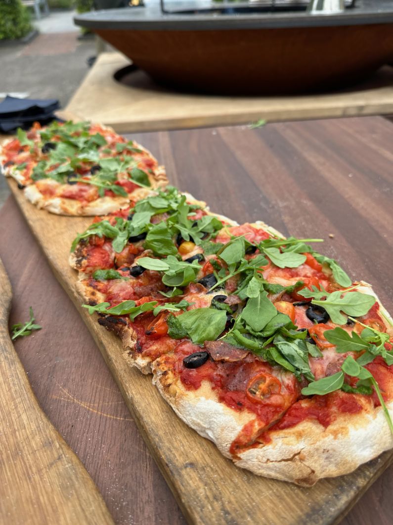 Pizza van the big green egg walking dinner gerechtje