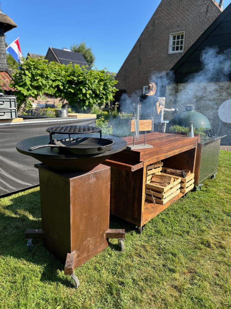 De huischef opstelling van de buitenkeuken Ofyr en Big Green Egg