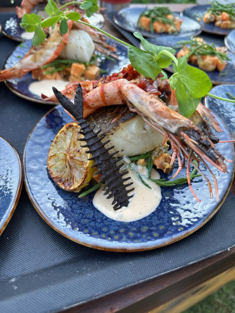 Zacht gegaarde kabeljauw op cederhout op The Big Green Egg met bouillabaisse schuim en gamba van de Ofyr