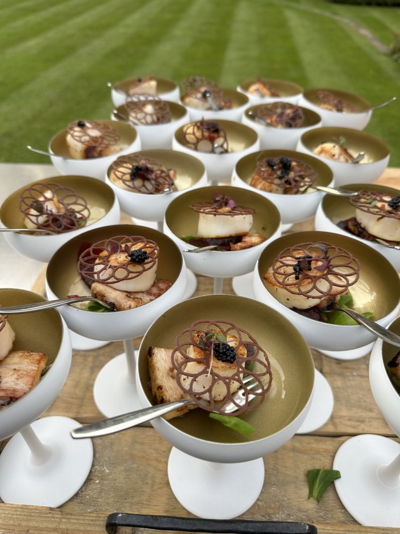 Coquille met zacht gegaard Livar buikspek gelakt met zwarte knoflook  en soja met sambai crème