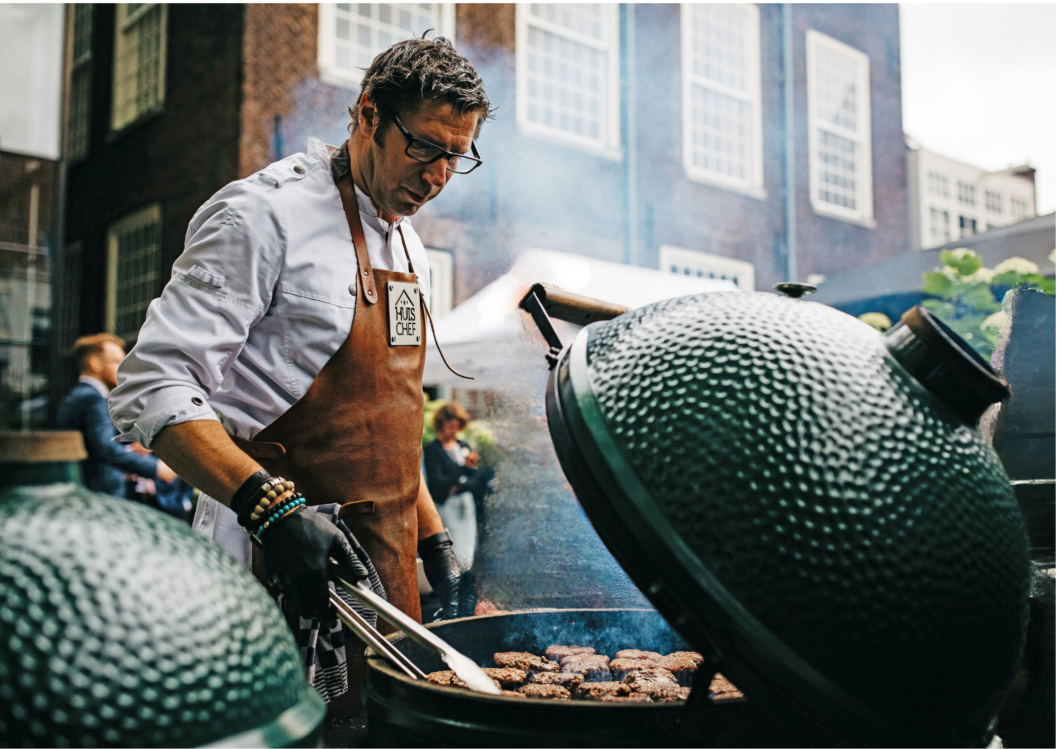 Huischef Wido bij de BBQ