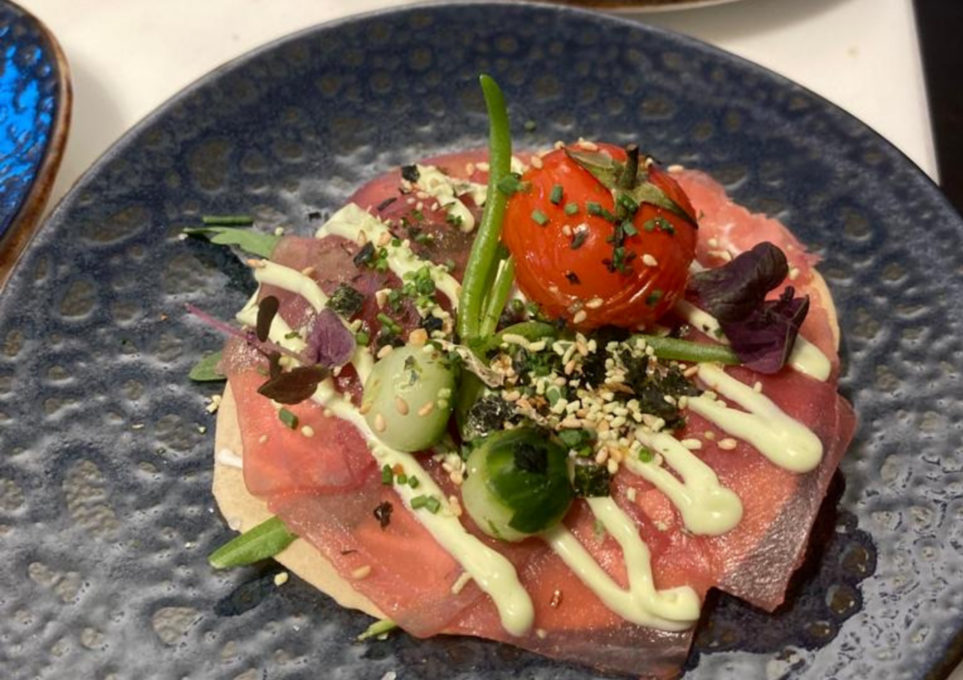 NY tonijn pizza met wasabi mayonaise en sesamzaad