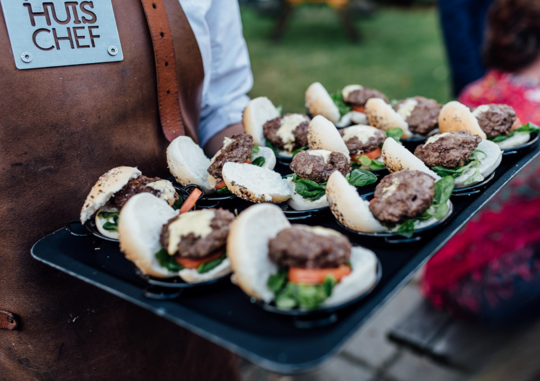 Mini-hamburger van Black Angus rundvlees, geserveerd op een zacht broodje en getopt met truffelmayonaise