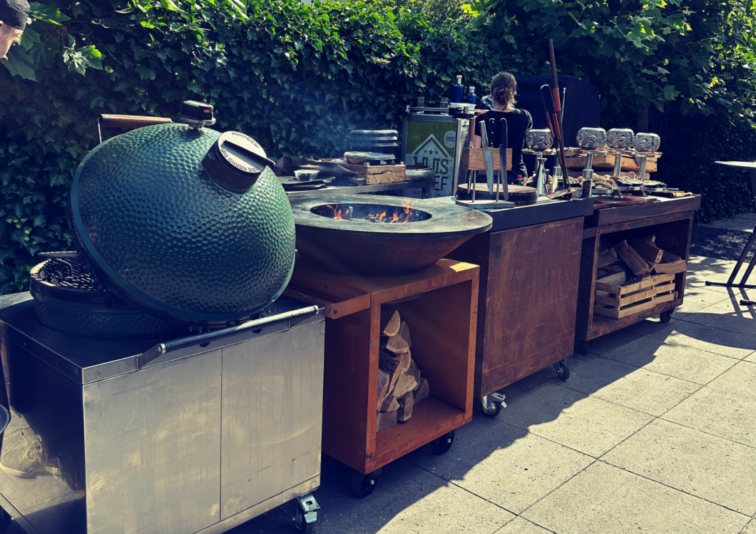 Buiten keuken met de Big green egg en Ofyr