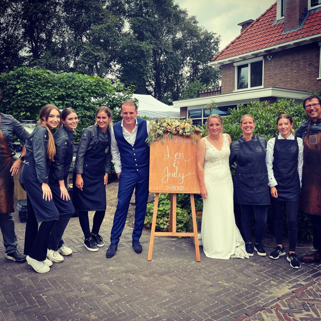 Chanel Fotografie bruidspaar met personeel van Huischef