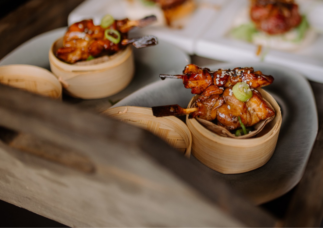 Kip yakitori spiesje op bananenblad