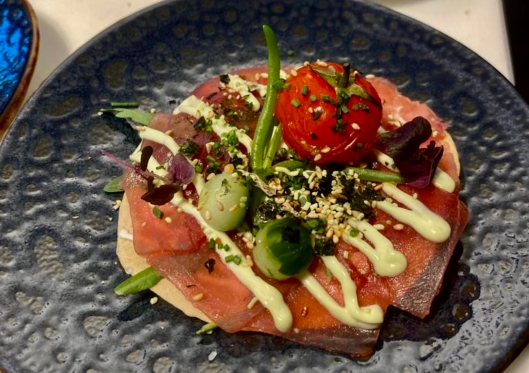 NY Tonijn Pizza met een flinterdunne knapperige tonijnpizza met een verrassende kick van wasabi limoen mayo