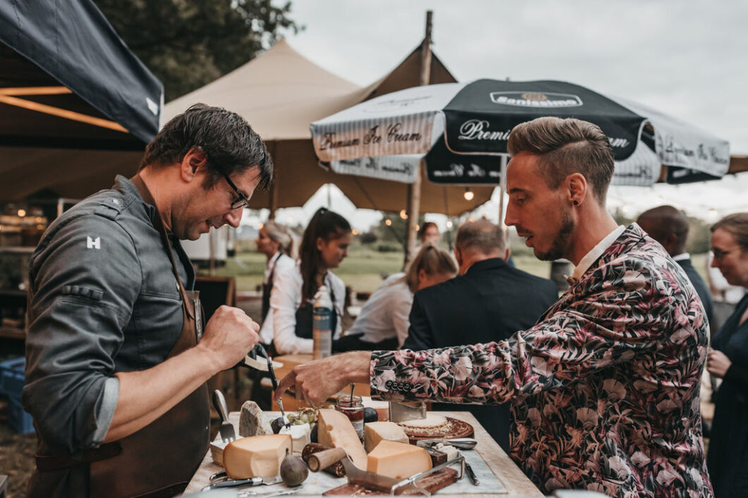 festivalbruiloft-peaky-blinders-bruidsfotograaf-louise-boonstoppel-fotografie-0586_orig